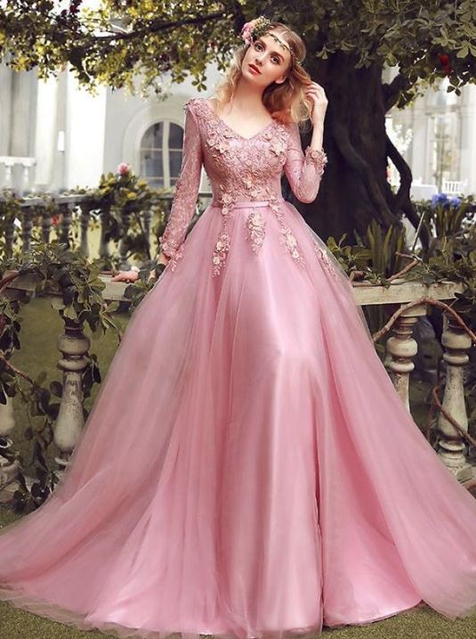 Áo cưới màu hồng giúp cô dâu dễ thương và đáng yêu hơn