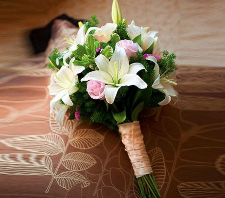 Hoa bách hợp tượng trưng cho ý nghĩa trăm năm hạnh phúc, đầm ấm cũng như phù hợp với các kiểu áo dài