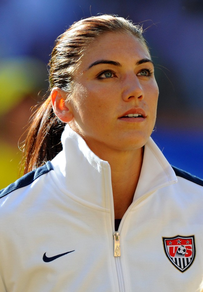 Nữ thủ môn xinh đẹp của tuyển Mỹ khóc lóc, chửi thề vì bị bỏ rơi