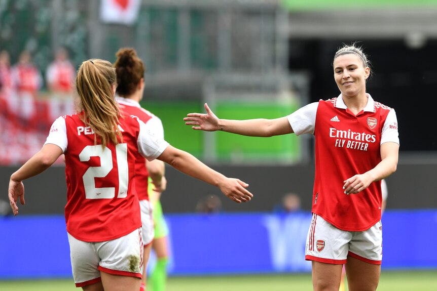 Steph Catley stars in Arsenal's Champions League comeback to draw first leg of semifinal against Wolfsburg - ABC News