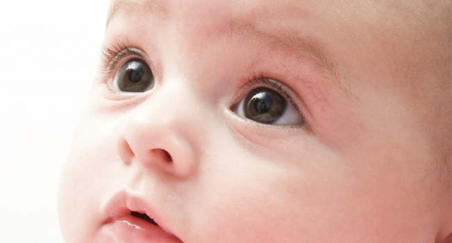 Giúp trẻ sơ sinh có lông mi tự nhiên an toàn nhất