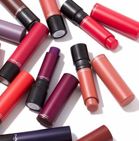 Với chuỗi màu đa dạng bao gồm nude, hồng, đỏ, nâu.... Chất son đẹp, bám lâu và lên màu chuẩn là thế mạnh của dòng sản phẩm này.