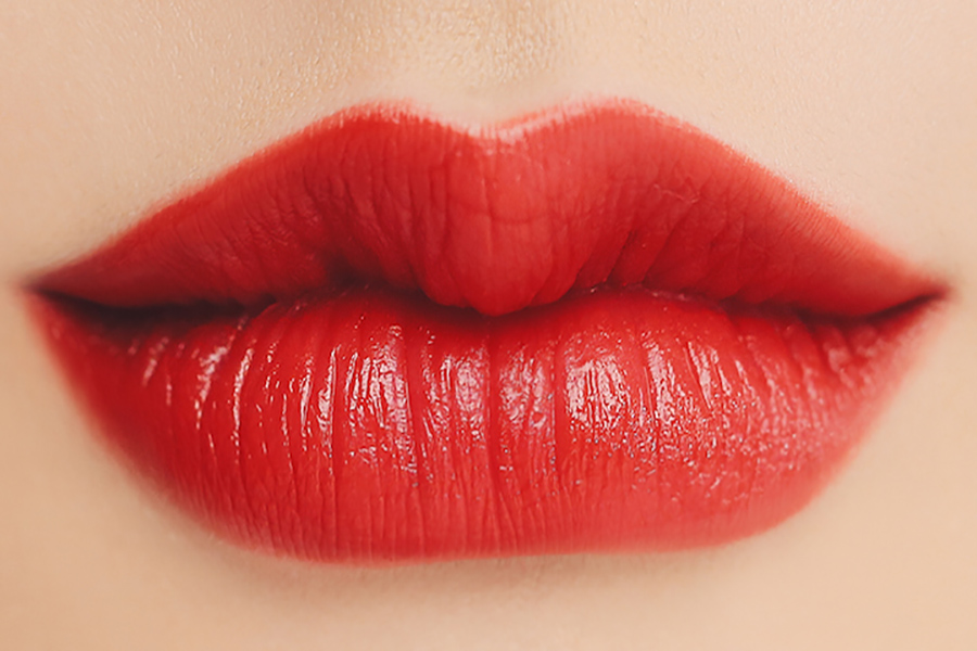 Màu đỏ cam trầm giúp đôi môi thêm bắt mắt và quyến rũ