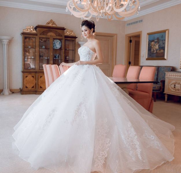 Váy cưới cao cấp không chỉ có loại vải tốt mà thiết kế cũng khá ấn tượng