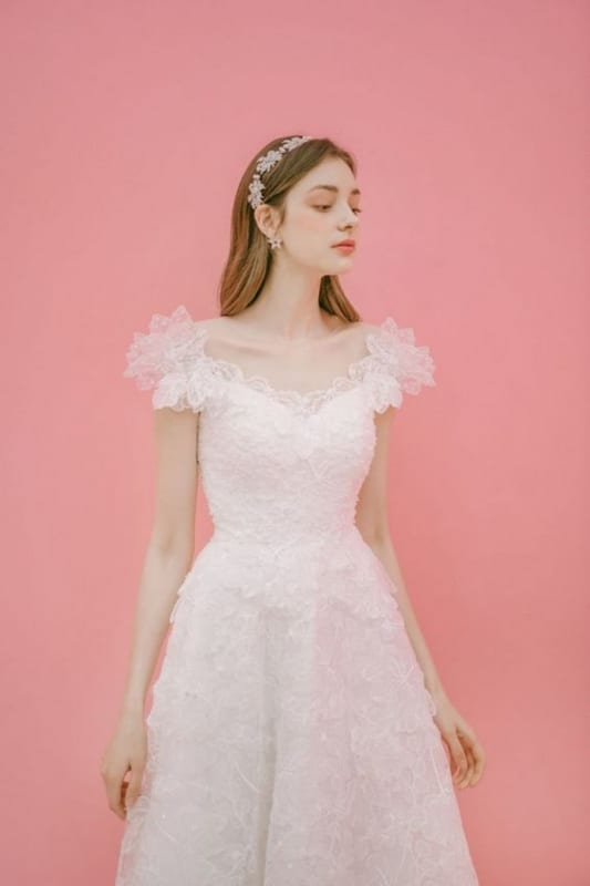 Cách chọn áo cưới dáng suông đơn giản, nhẹ nhàng cho tiệc cưới 2022