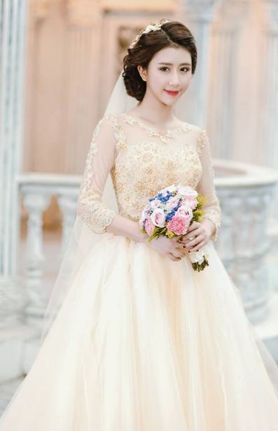 Váy cưới ren tạo vẻ nhẹ nhàng mong manh đặc biệt với các cô dâu có vóc dáng mảnh khảnh